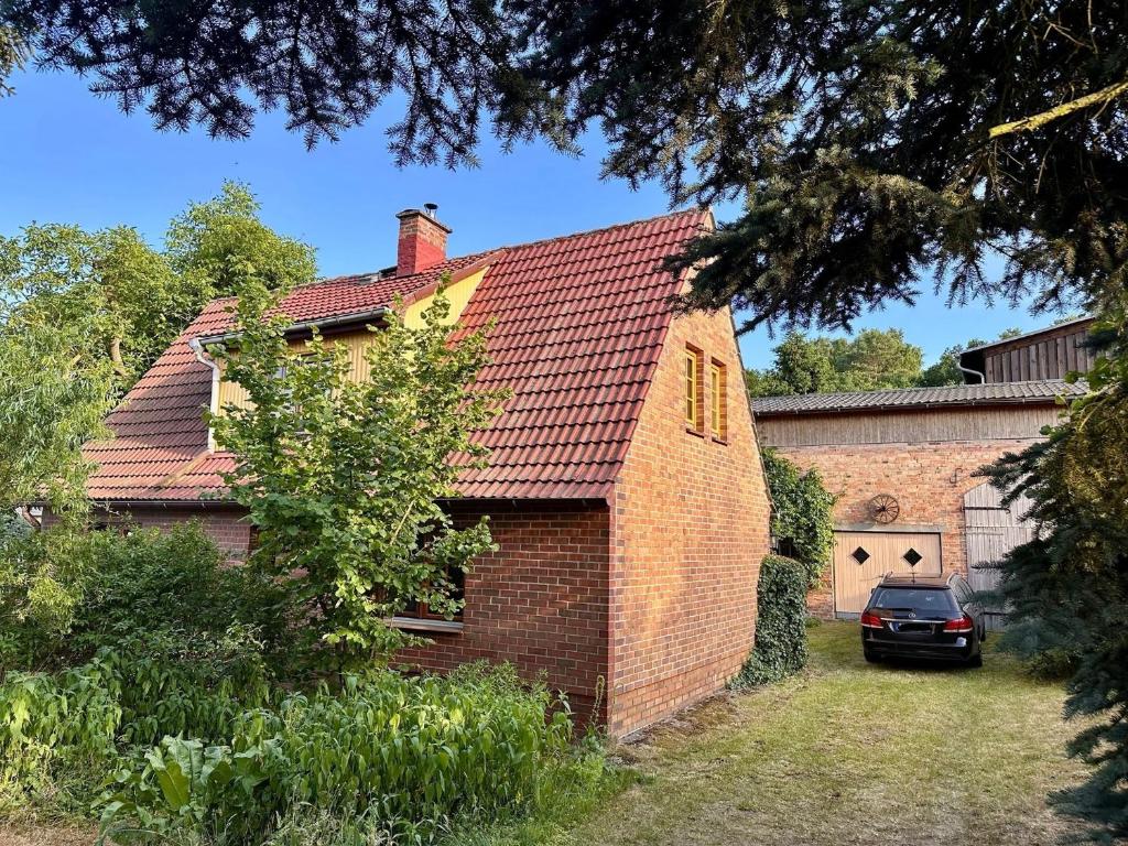 a brick house with a car parked in front of it at In Benz da brennt's in Benz
