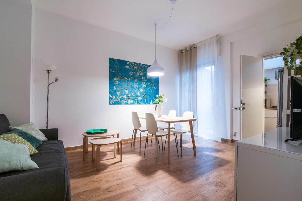 ミラノにあるThe Best Rent - Milan Cimiano Apartmentのリビングルーム、ダイニングルーム(テーブル、椅子付)