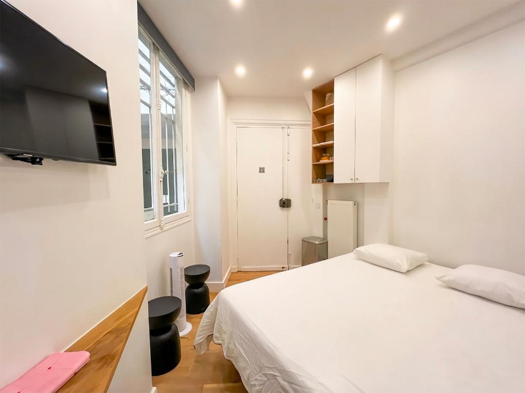 Urban Flat 165 - Lovely Studio near Champs Elysees Paris