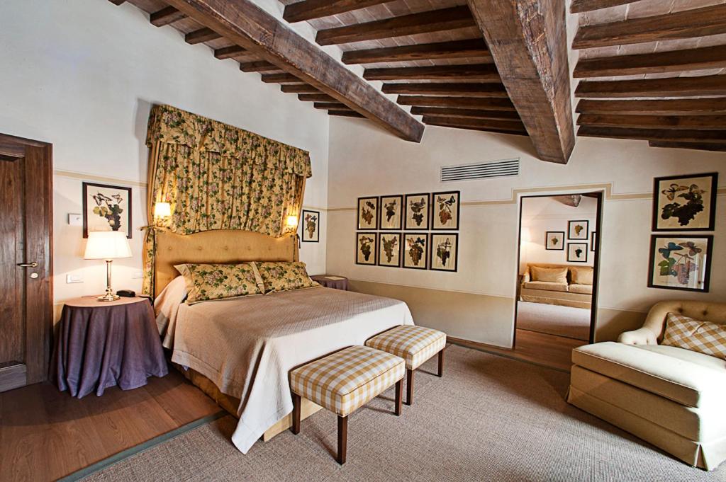 A bed or beds in a room at La Locanda Di Cetona