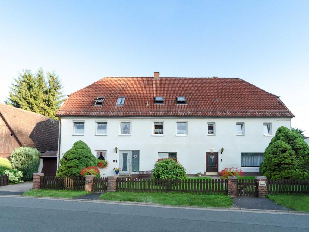 a white house with a red roof at Ferienwohnung Hertel in Mistelgau