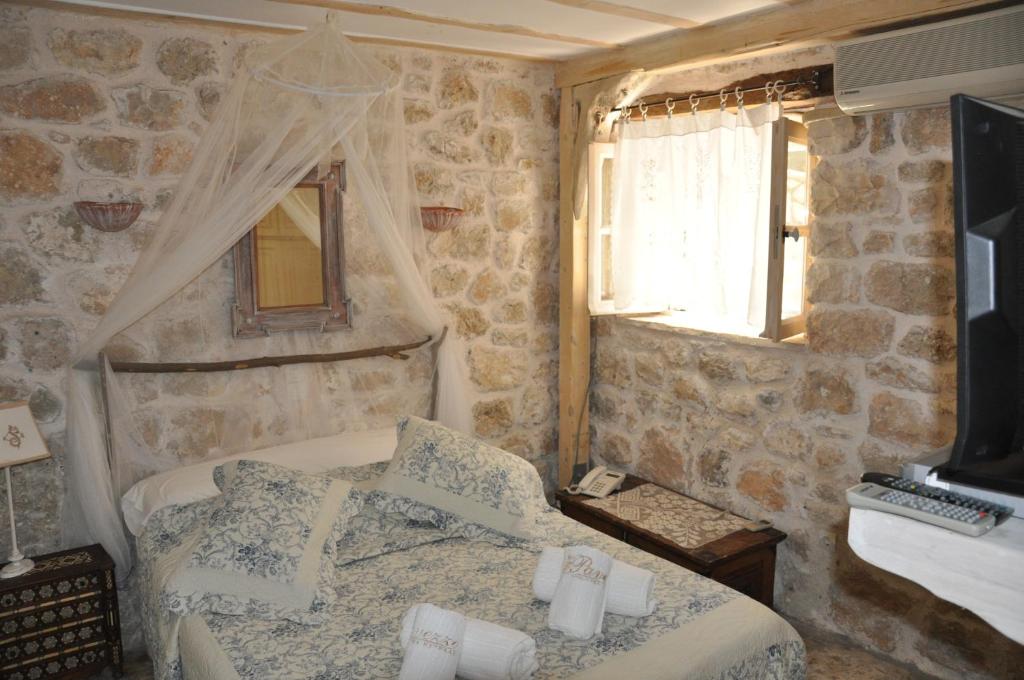 A television and/or entertainment centre at Pavezzo Country Retreat