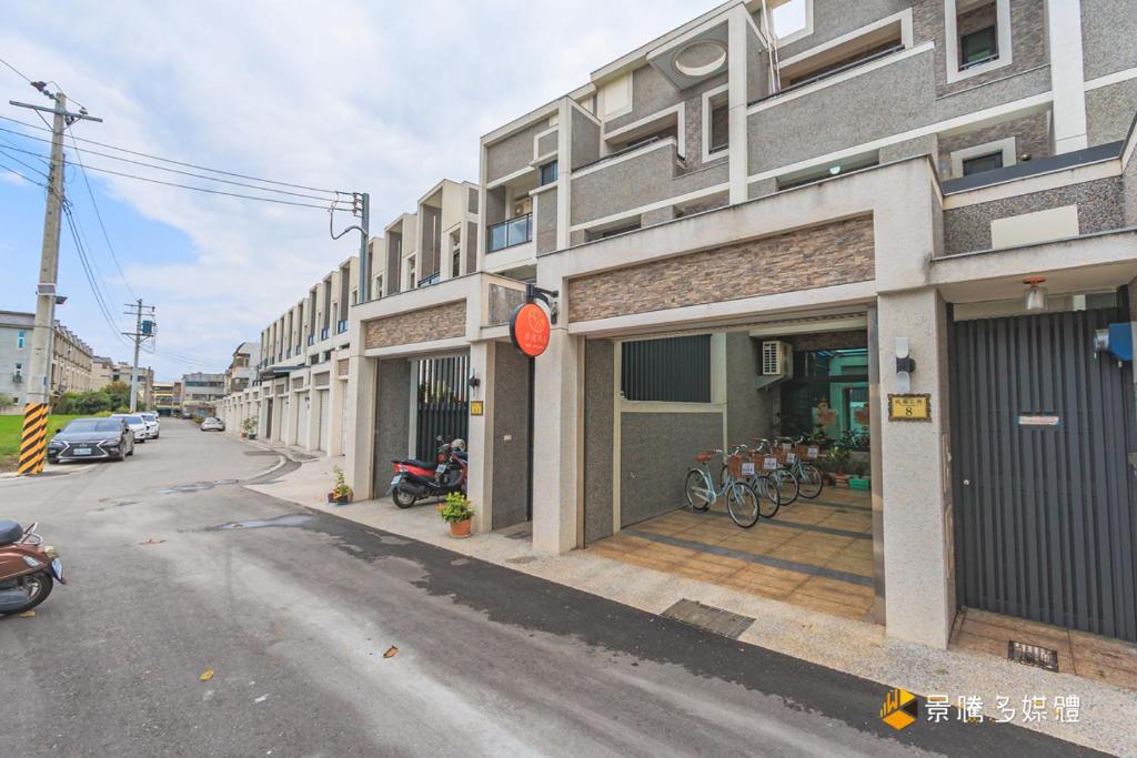 a street with a building with bikes parked outside of it at 玉里步道民宿 in Yuli