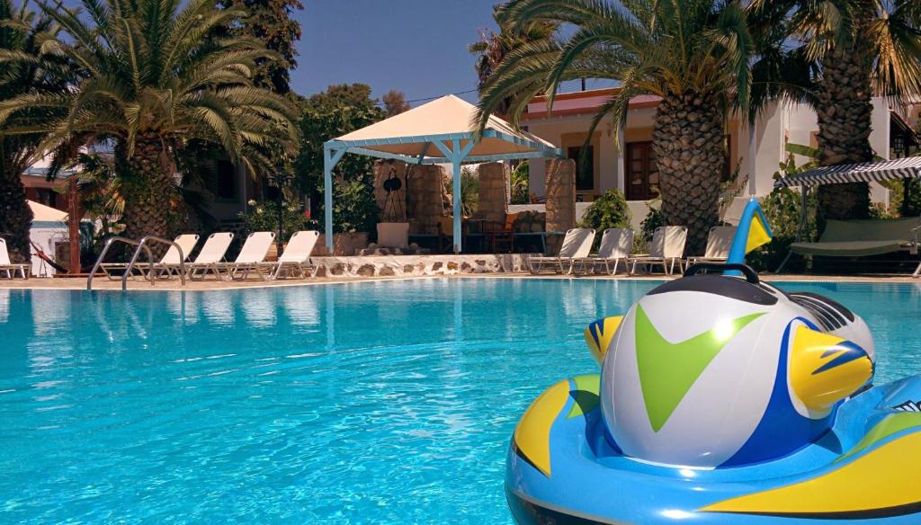 een zwembad in een resort met een vis in het water bij Patmos Garden in Skala