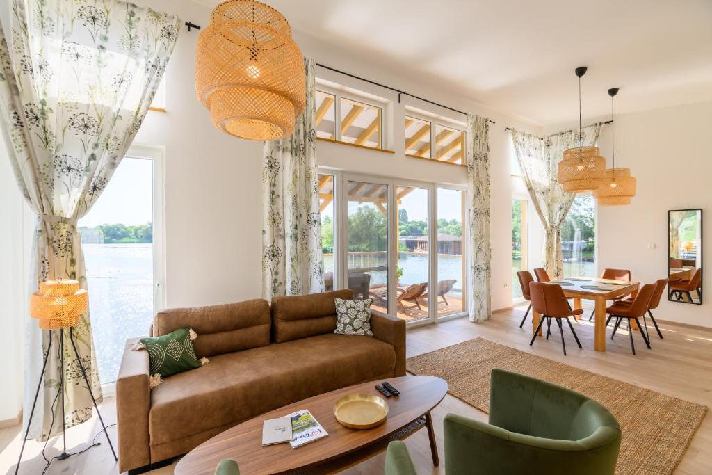 a living room with a couch and a table at Norbi cölöpház in Tiszafüred