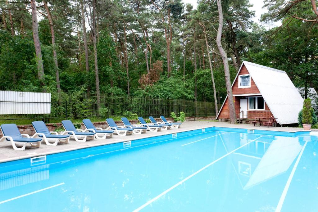 Bazén v ubytovaní Gryf Domki Pobierowo alebo v jeho blízkosti