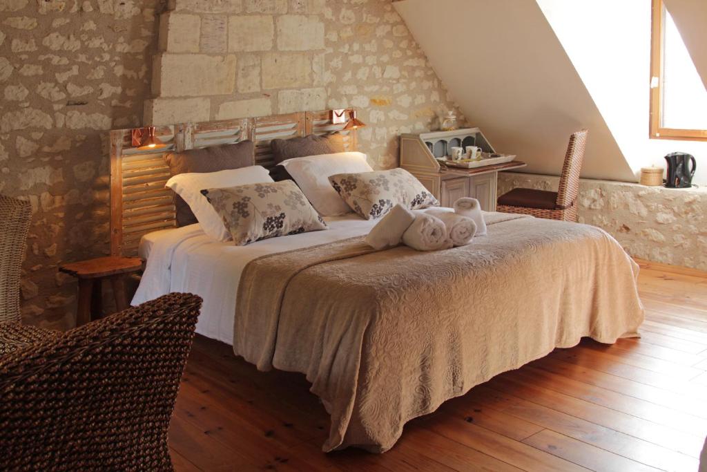 a bedroom with a bed with two towels on it at Aquarelle in Sainte-Maure-de-Touraine