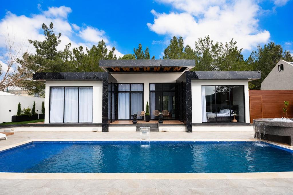 a swimming pool in front of a house at סוויטת דיאנס - סוויטה רומנטית עם בריכה וג'קוזי ספא לזוגות in Gita