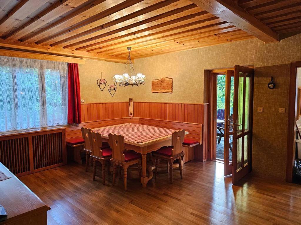 a dining room with a table and chairs at Ferienhaus Teichalm in Lantsch