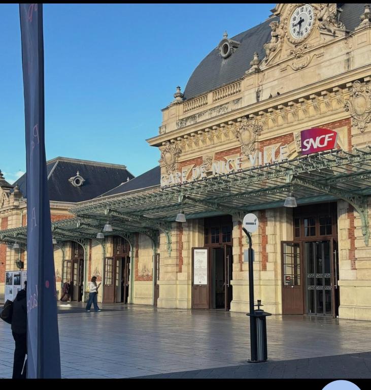 a large building with a clock on top of it at Appartement proche gare in Nice