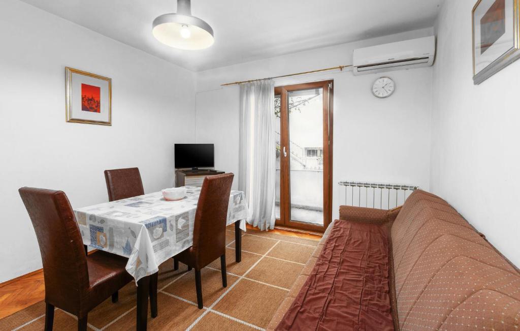 Gorgeous Apartment In Porec With Wifi