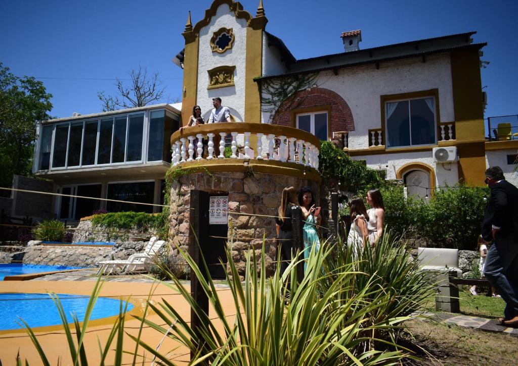a group of people standing in front of a building at Hotel y cabañas FATVIAL 4 de Abril in Tanti