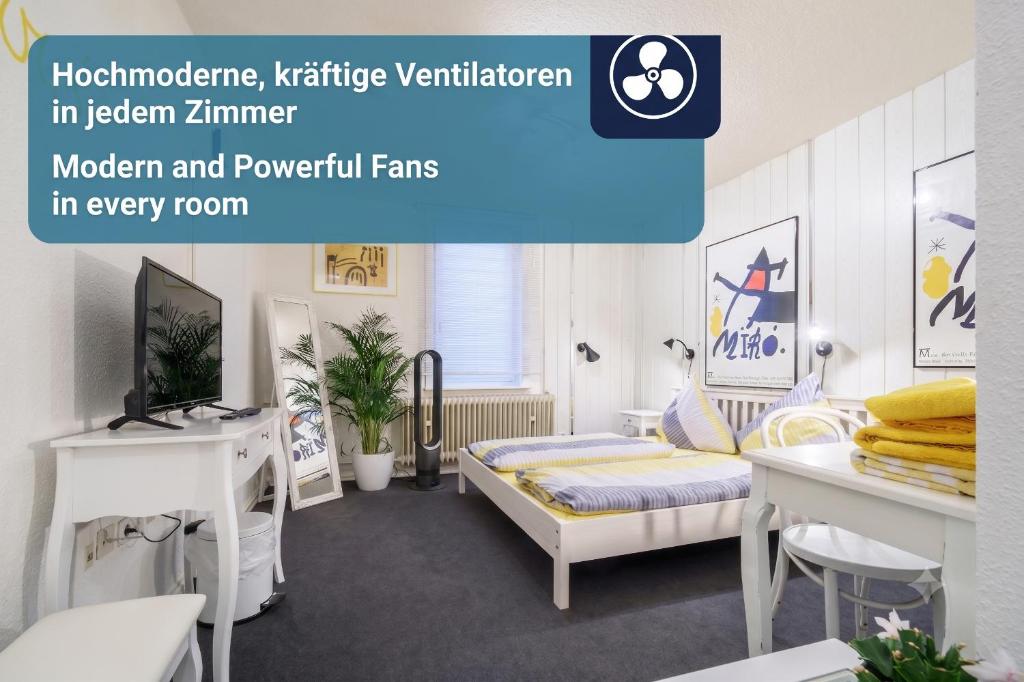 ein Schlafzimmer mit Bett und Schreibtisch in der Unterkunft Hotel Tusculum in Marburg an der Lahn