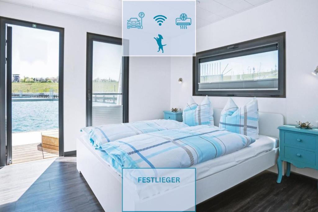 ein Schlafzimmer mit einem Bett und einem Fenster in der Unterkunft Floatinghouse LP16 in Braunsbedra