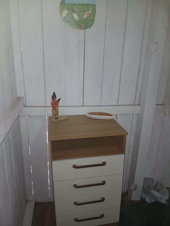 a small cabinet with a wooden top in a room at Hospedagem coqueioros in Soure