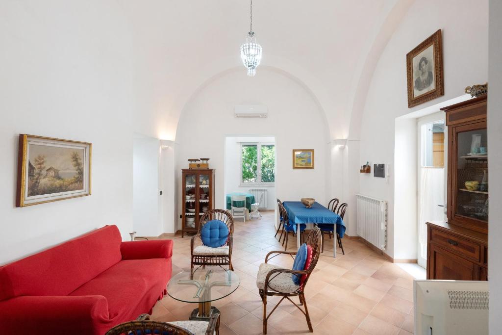 a living room with a red couch and a blue table at Appartamento Anna in Meta