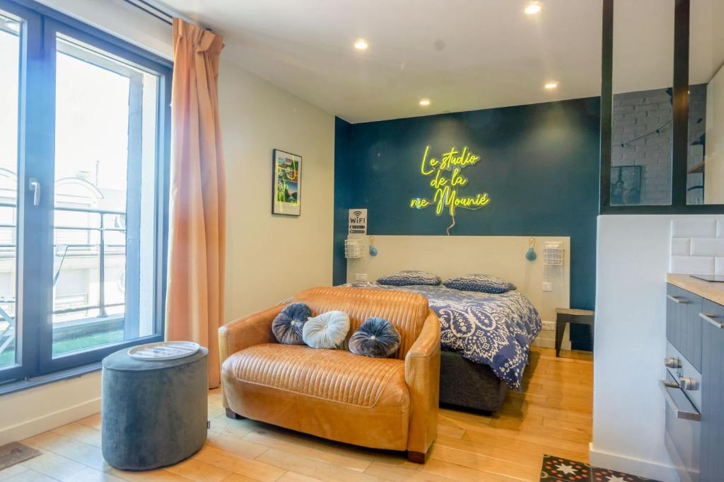 a bedroom with a bed and a leather chair at Antony City Center Studio AC in Antony