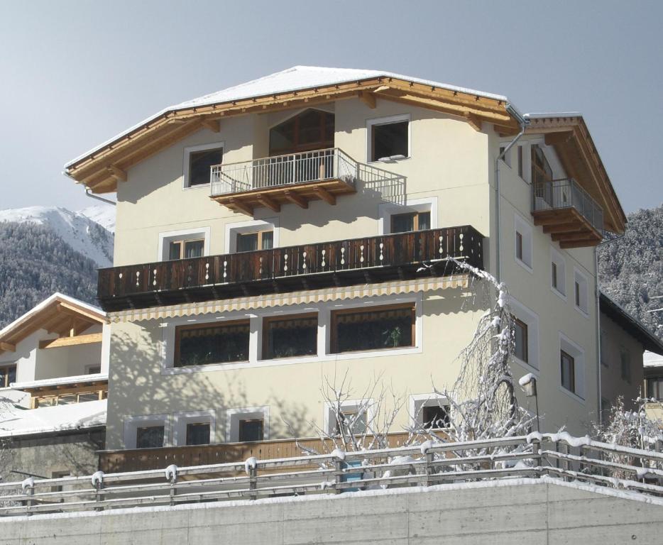Nespecifikovaný výhled na hory nebo výhled na hory při pohledu z hotelu