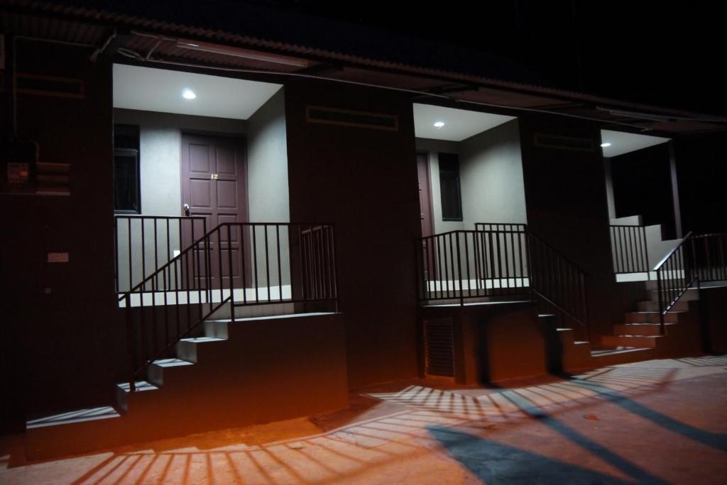 um edifício vazio com escadas e uma porta vermelha em Pollock View Resort em Sungai Lembing