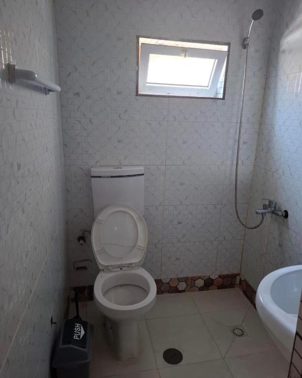 un bagno con WC e lavandino di Cuic apart a Cabinda