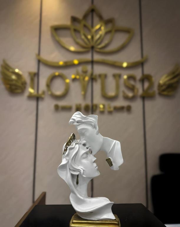 eine weiße Figur einer Frau mit einem Pinsel in der Unterkunft KH Hotel in New cairo