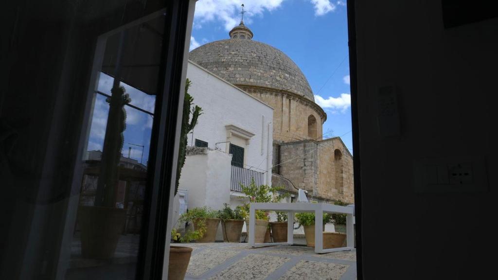 a building with a dome on top of it at Casa Fidelia in Ceglie Messapica