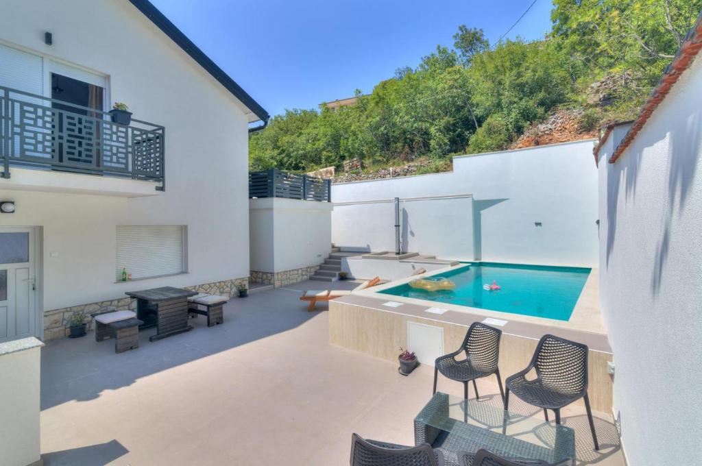 House with three apartments Maka