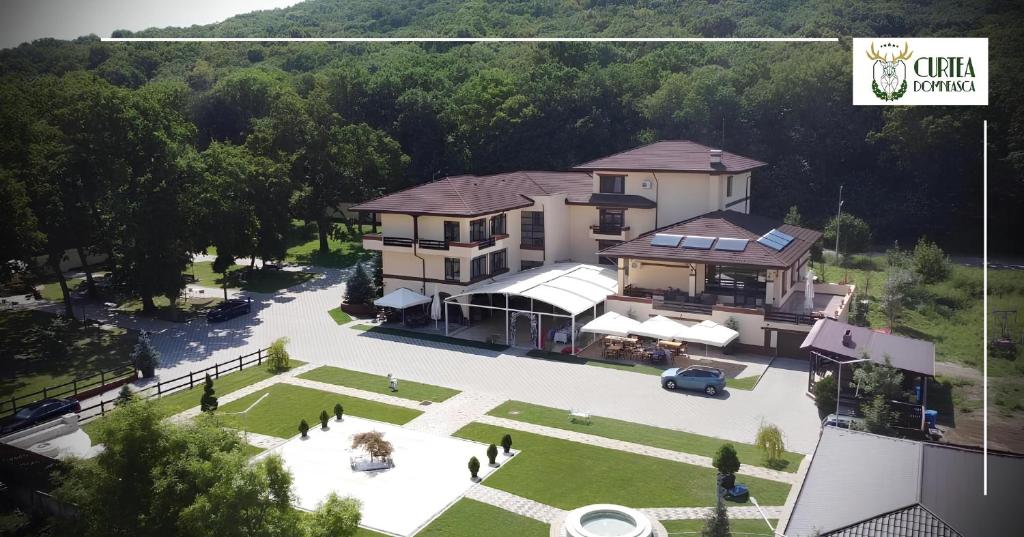 an aerial view of a house with a courtyard at Curtea Domneasca in Vaslui