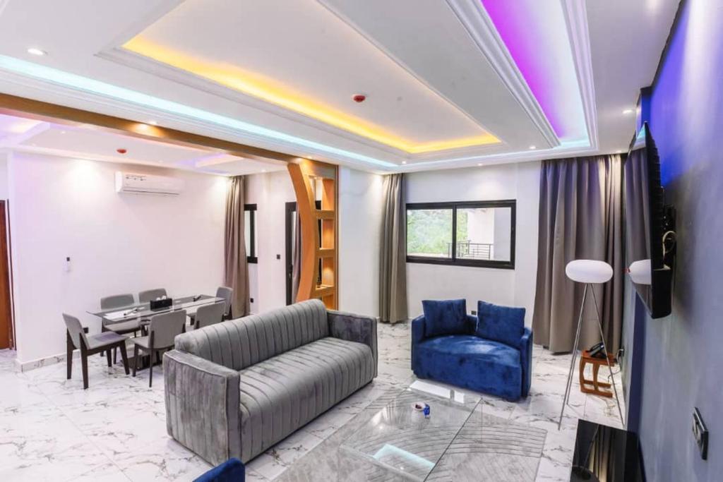 a living room with a couch and a table at Logements Majeo in Kribi
