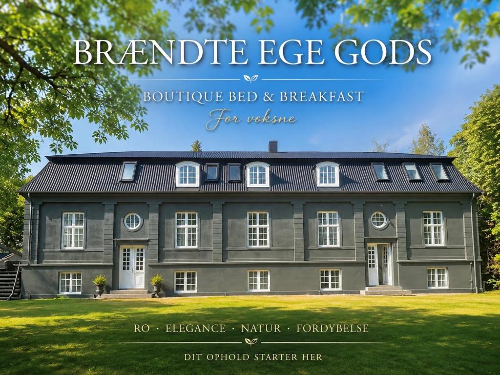ein Buchumschlag, die Vorderseite eines großen Hauses in der Unterkunft Brændte Ege Gods in Nykøbing Falster