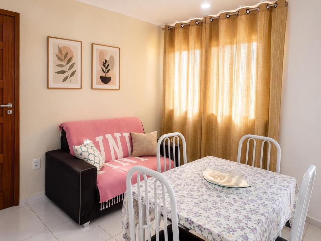 a dining room with a table and a chair at Cantinho Xodó in Capitólio