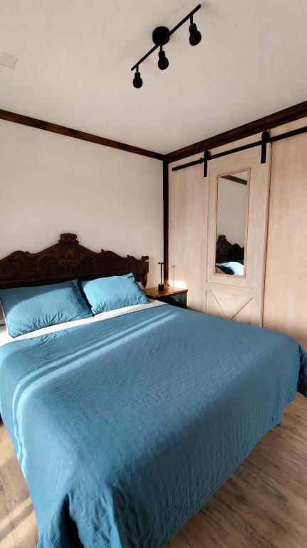 a bedroom with a large bed with blue sheets and a window at Espacio modular privado in Coquimbo