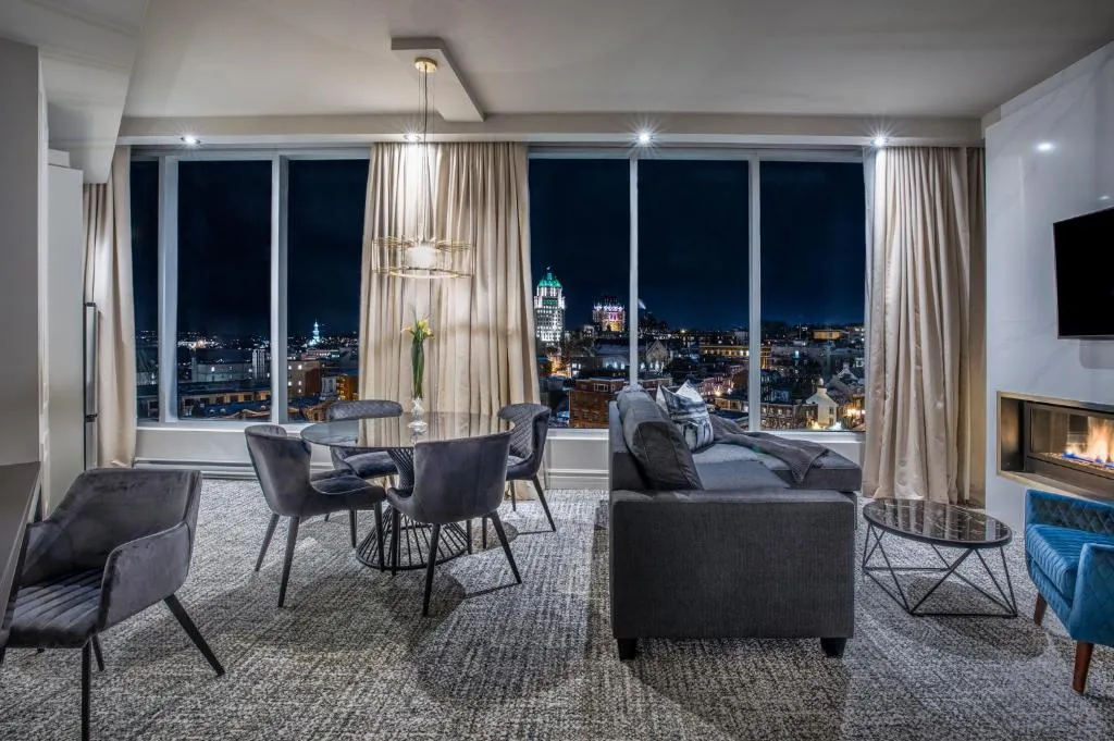 Suite Scenique with King bed and Old Quebec view