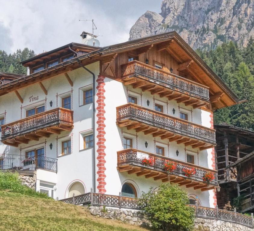 een gebouw met balkons aan de zijkant van een berg bij Tinahof in Selva di Val Gardena