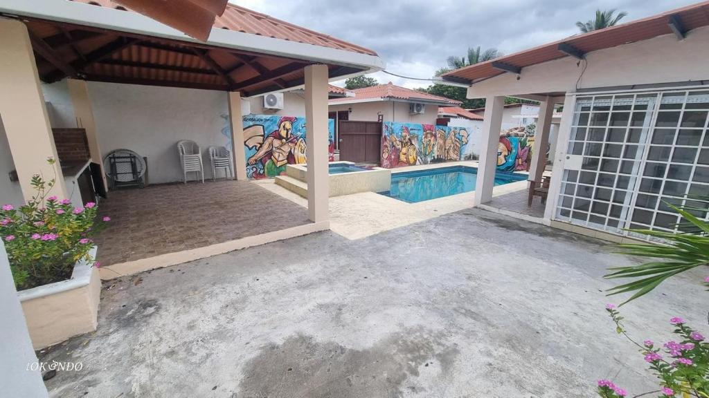 a house with a mural on the side of it at Casa Troya in Nueva Gorgona