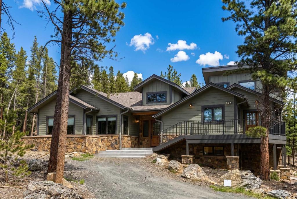 a house in the woods with a driveway at 34 Acre Escape Games Hiking Pool Table Bicycles in Black Hawk