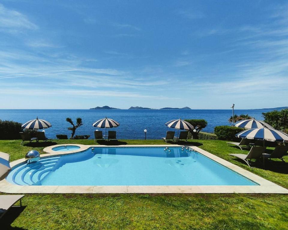 a swimming pool with a view of the ocean at Suite Marina Gallega in Oya