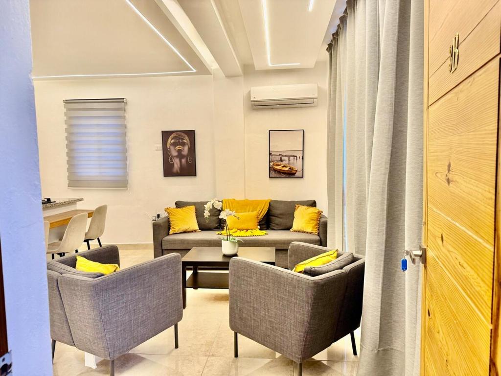 a living room with a couch and two chairs at Apartamento Carmen céntrico in Santa Bárbara de Samaná