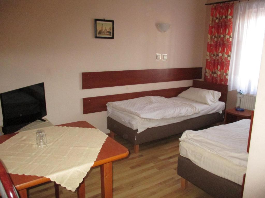 Łóżko lub łóżka w pokoju w obiekcie Hotel Pod Platanami