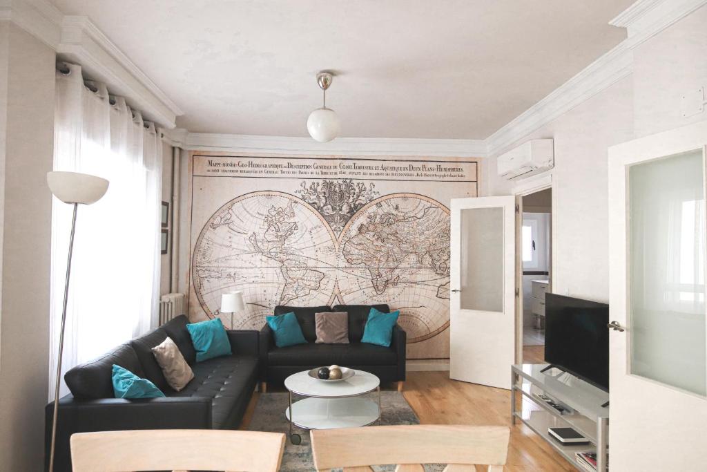 a living room with a couch and a table at Mundo in Tudela