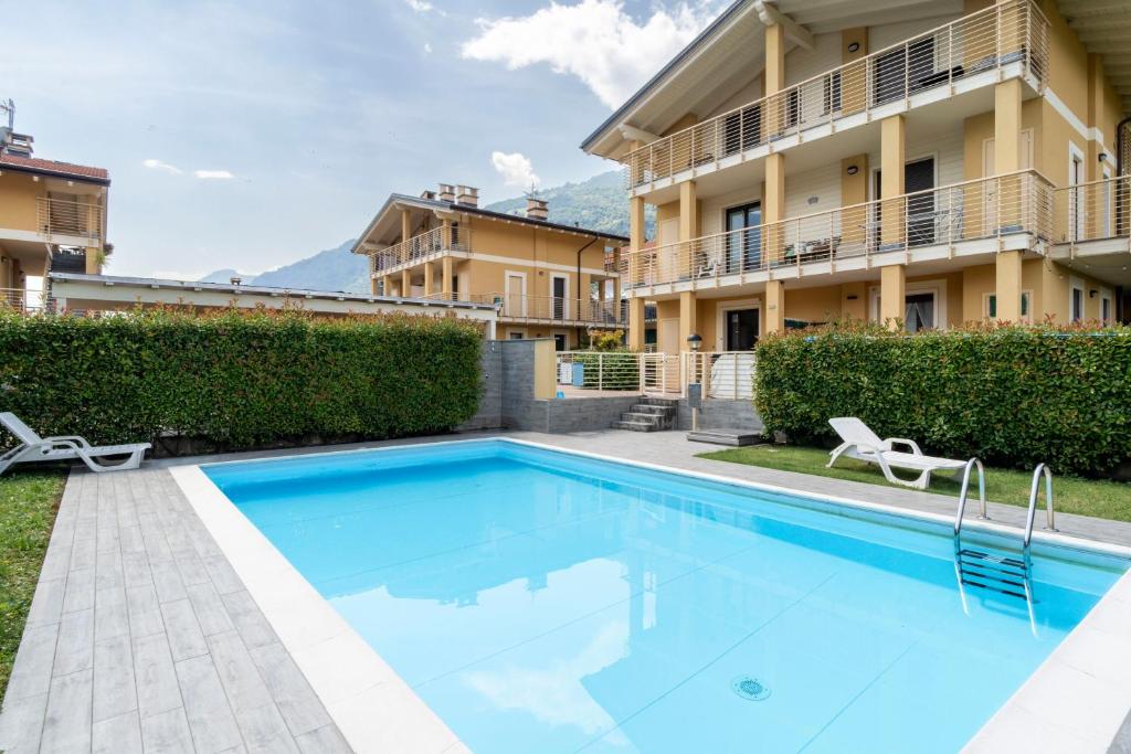 a swimming pool in front of a building at Pepita del Lago - Piscina e Parcheggio privato in Lenno
