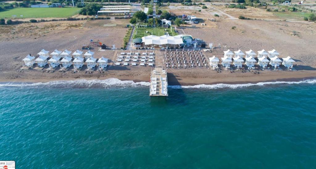 vue aérienne d'une plage avec une jetée dans l'établissement Alice Hotel Antalya, à Lara