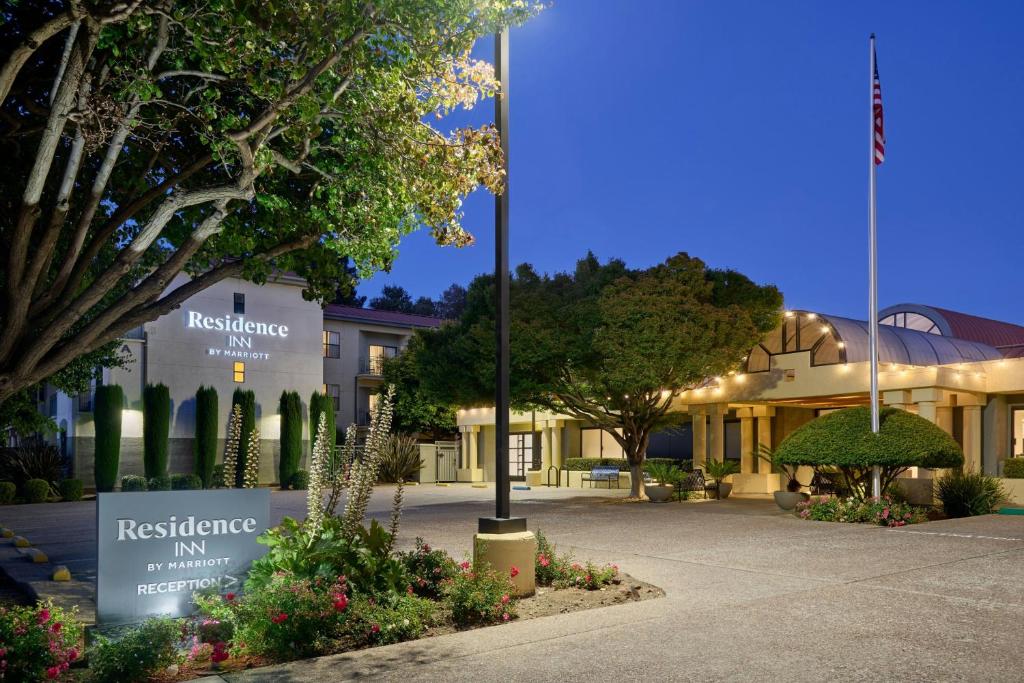 a building with a sign that reads resistance inn at Residence Inn by Marriott Palo Alto Menlo Park in Menlo Park