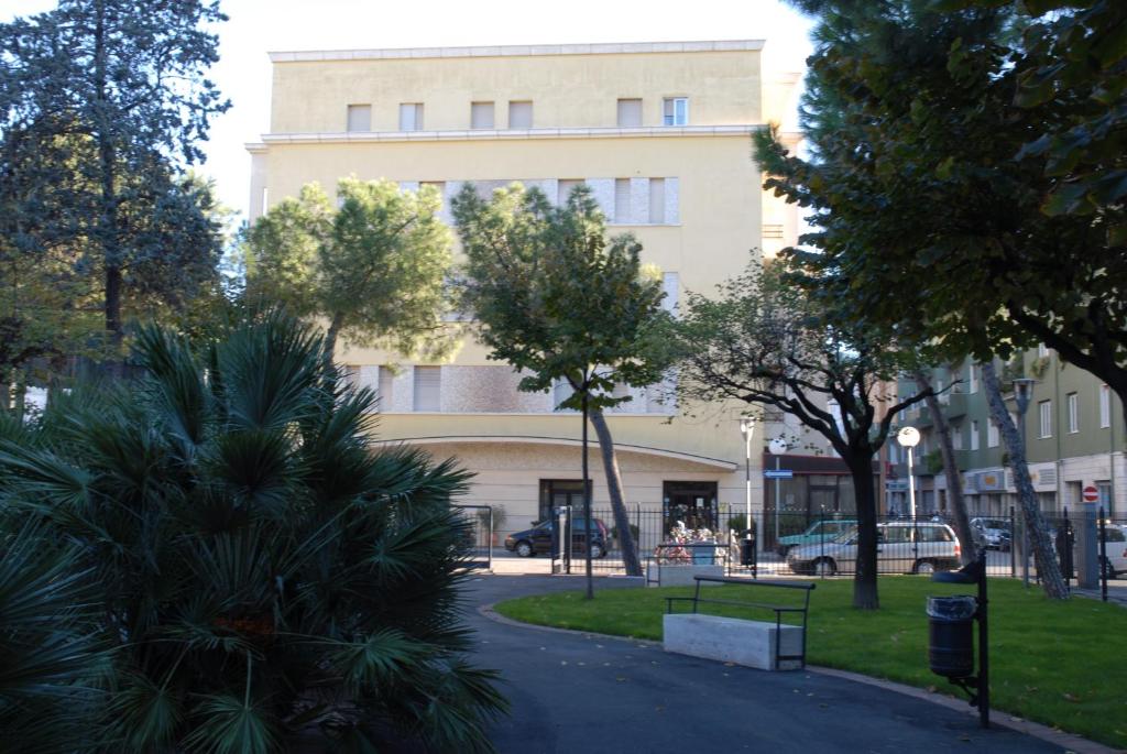 ein Gebäude mit einer Straße vor einem Gebäude in der Unterkunft Phi Hotel Ambra in Pescara