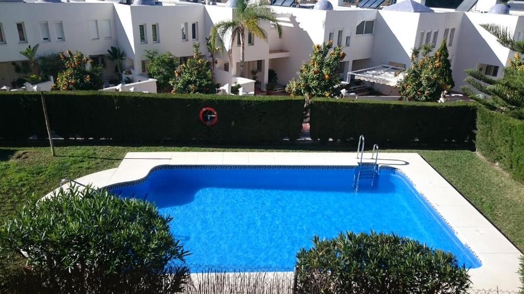 - une piscine dans la cour d'une villa dans l'établissement Jardines Del Golf, à Xilxes