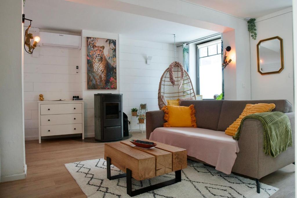 a living room with a couch and a coffee table at Escapade tropicale au Costa Rica in Profondeville