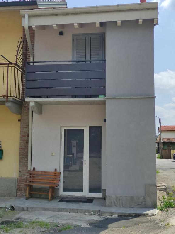 a building with a wooden bench in front of it at Sweet Home in Corbetta