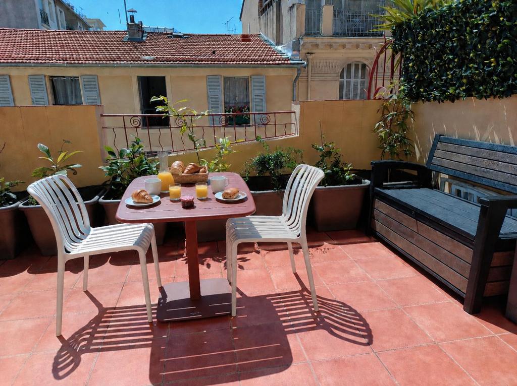 Studio climatisé avec Grande Terrasse privée au cœur de Nice