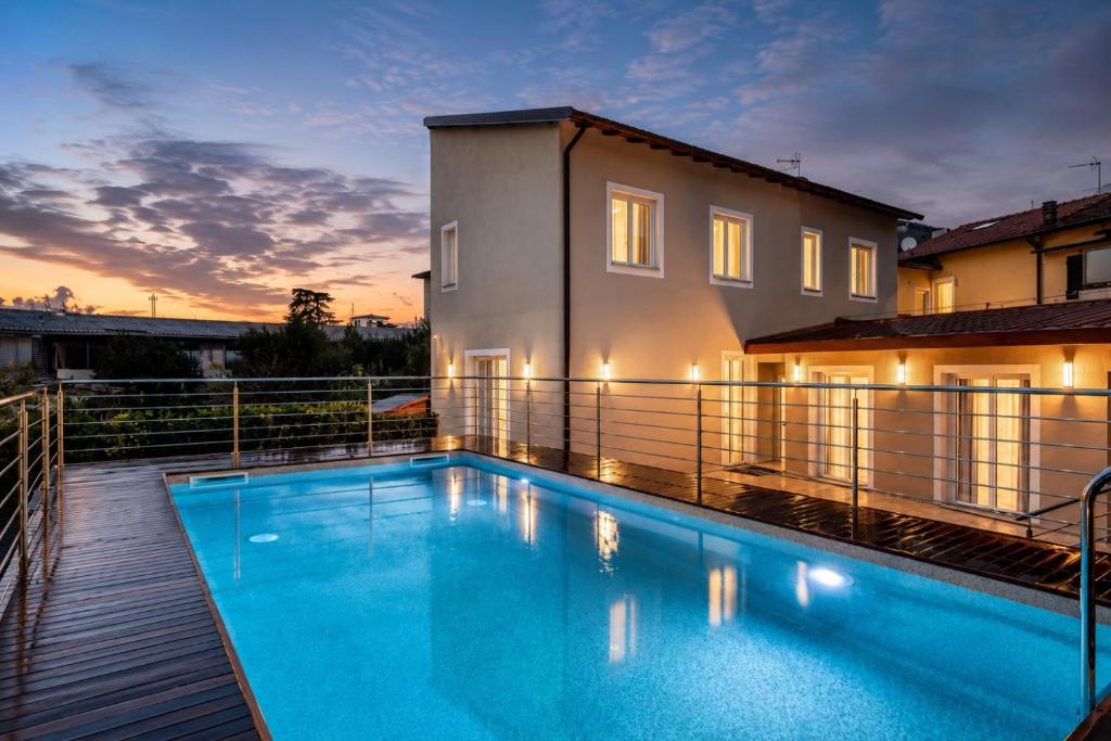 ein Swimmingpool auf dem Balkon eines Hauses in der Unterkunft Petit Hotel in Prato