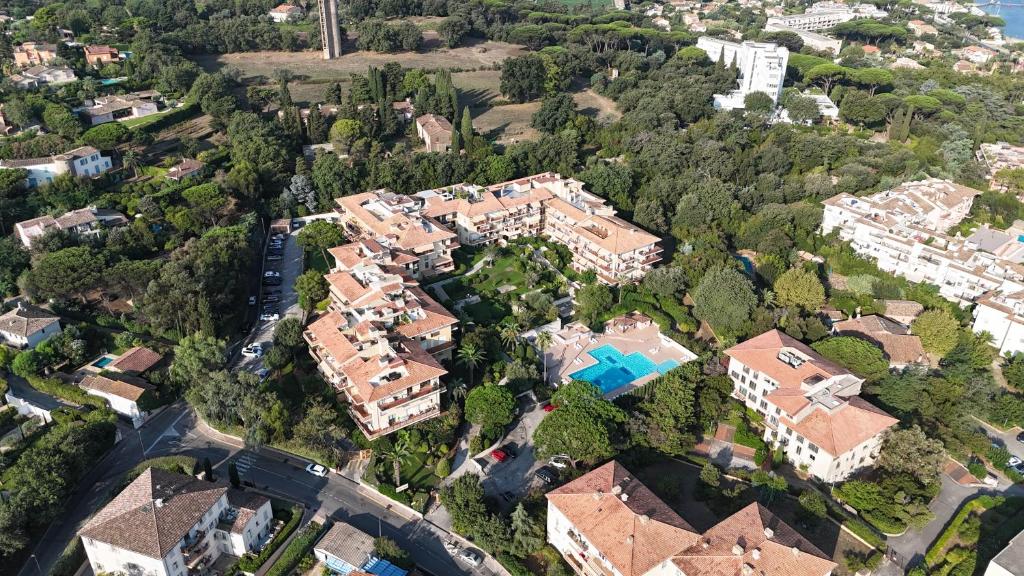 arial view of a large estate with a mansion at Apparthotel Saint Tropez centre in Saint-Tropez